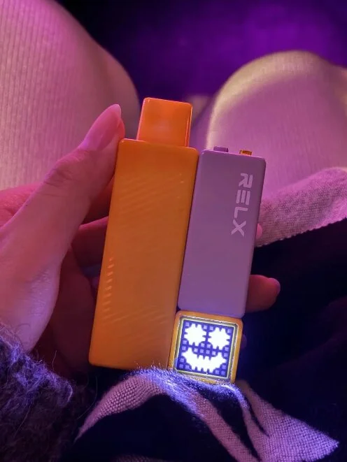 RELX 悅刻積木拋棄式電子煙真實戶外使用場景：22000口大容量長效續航與潮流穿搭展示
